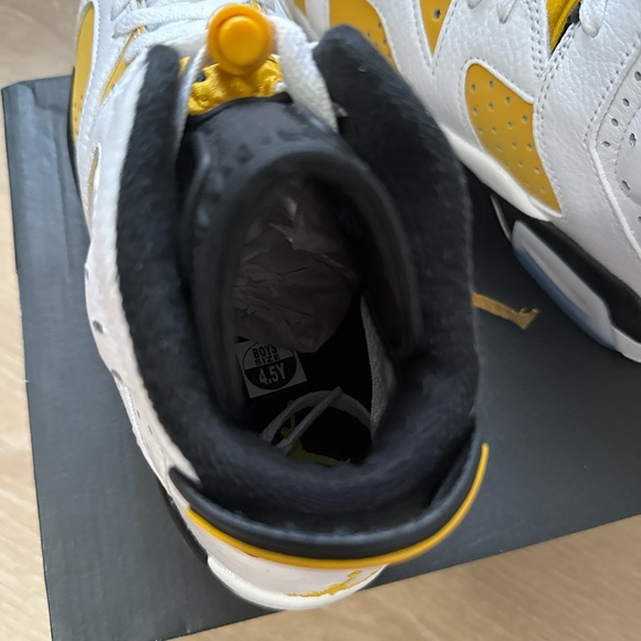 Nike Air Jordan 6 Retro “Ochre” trainers in yellow and white - Picture 4 of 4